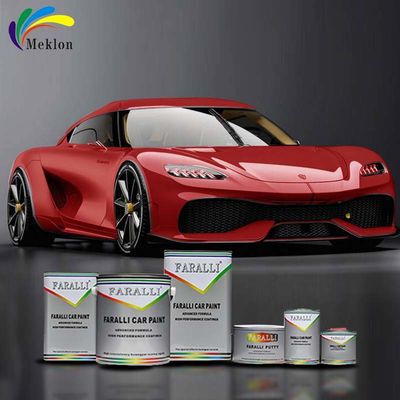 A pintura vermelha do carro é brilhante para reparação de automóveis.