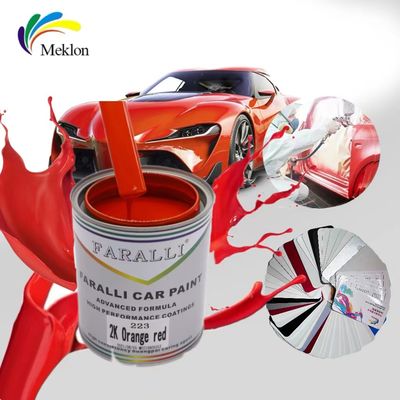 A pintura vermelha do carro é brilhante para reparação de automóveis.