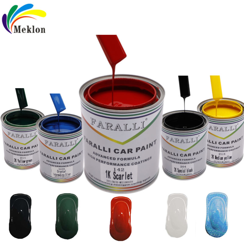 A pintura vermelha do carro é brilhante para reparação de automóveis.